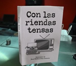 En concurrido acto, periodista presenta libro autobiográfico