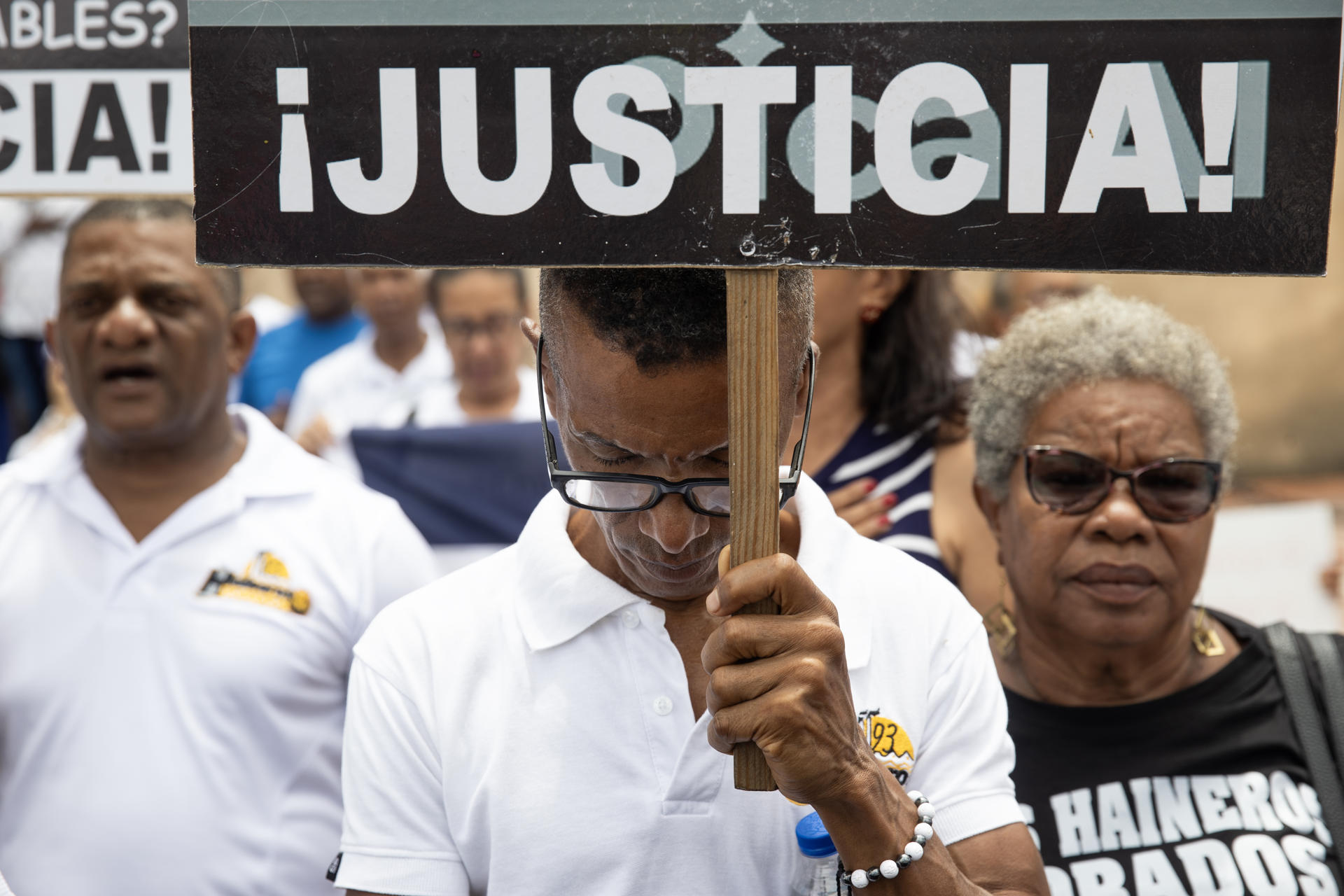 Sobrevivientes, familiares de víctimas y simpatizantes participan una marcha este domingo, para exigir una recalificación jurídica del caso que se le sigue a los hermanos Antonio y Maribel Espaillat por el colapso del techo de la discoteca Jet Set, en Santo Domingo (República Dominicana). EFE/ Orlando Barría