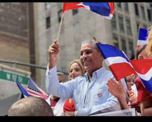 Adriano Espaillat ganará, pero yendo casa por casa