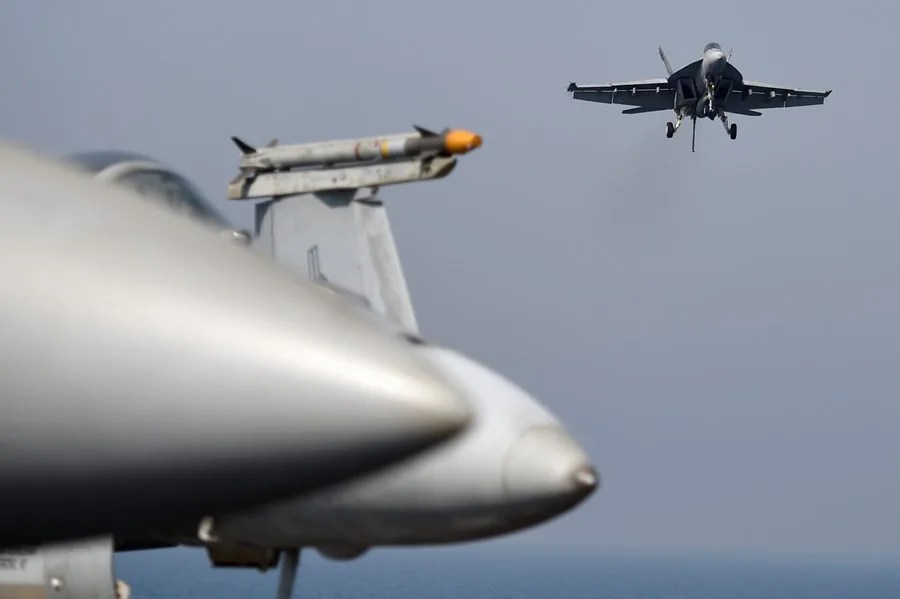 EE.UU. lanza ataques "de defensa" contra isla de Irán e intercepta misiles y drones