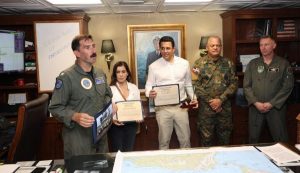 Portaaviones de los EEUU está en la RD; funcionarios lo visitan