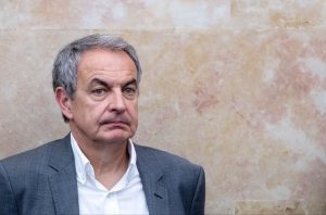 Zapatero metió los dos pies en un solo zapato